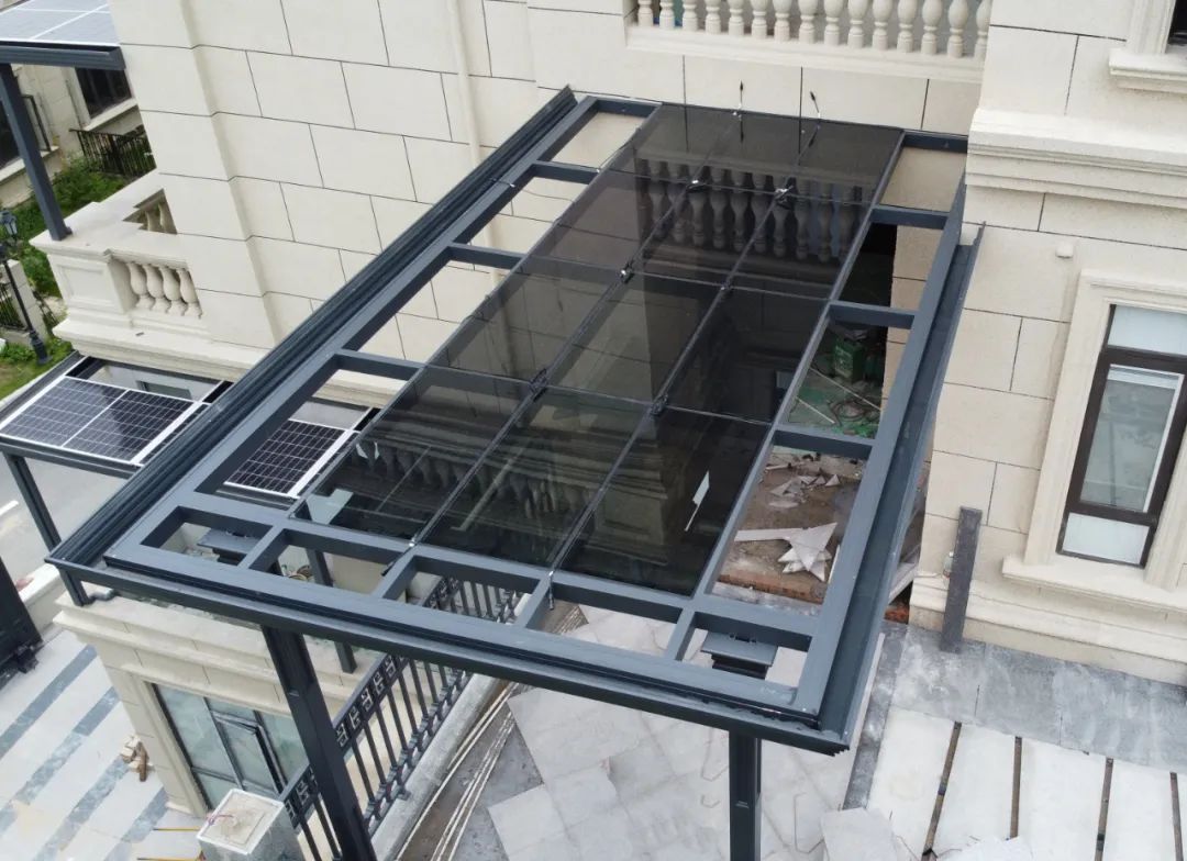 諜照曝光！鑫和集團(tuán)光電建材新品組件運(yùn)抵華中倉(cāng)儲(chǔ)中心，金融建站/渠道招商模式有望更加多元