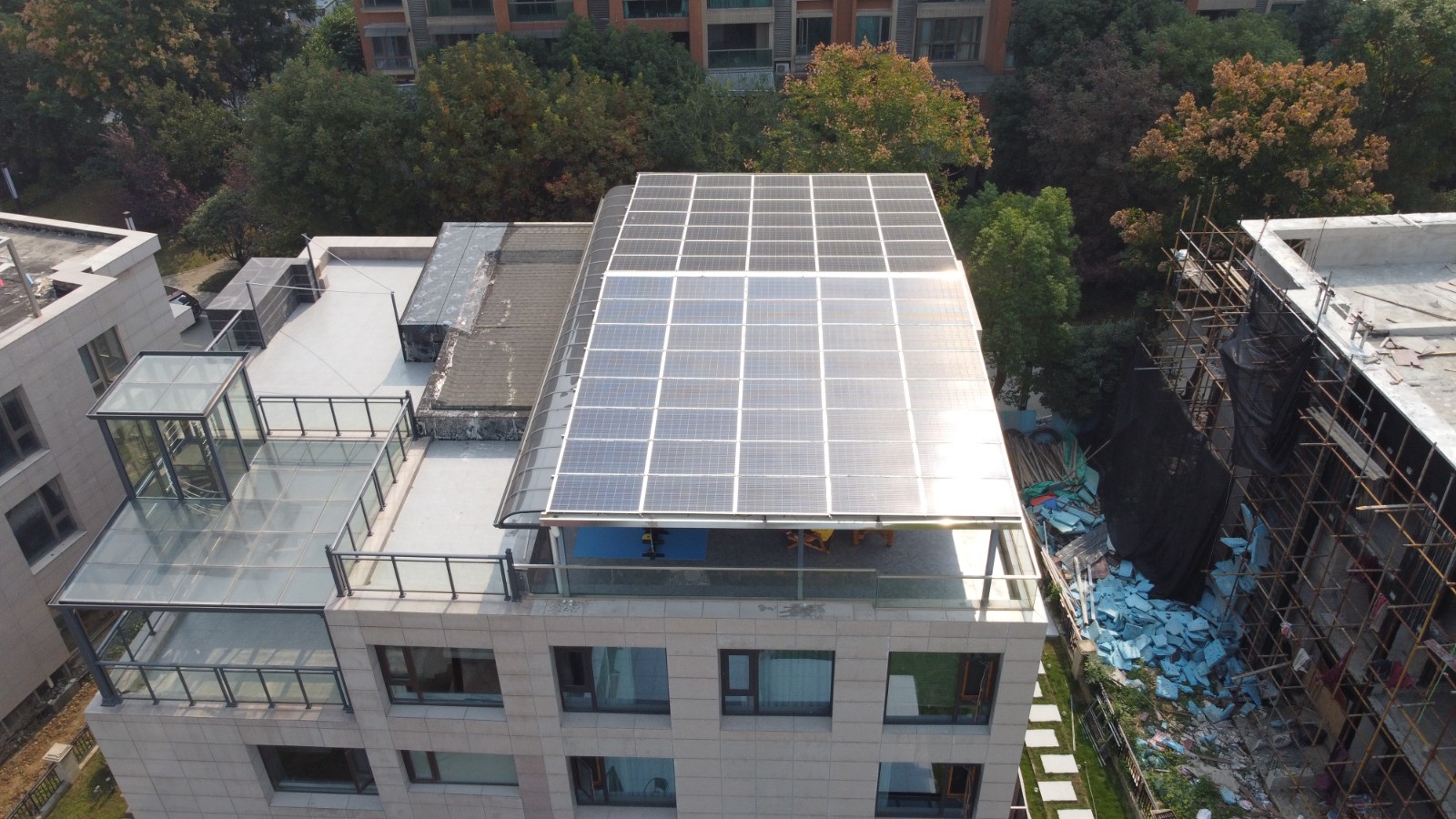 別墅屋頂為什么特別適合安裝光伏發(fā)電系統(tǒng)？